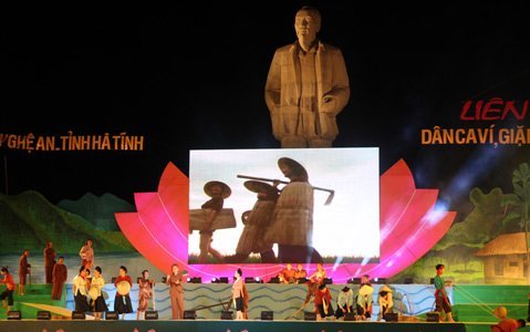 เด็กรุ่นใหม่ร้องเพลงพื้นเมืองทำนองวี้และหยัม